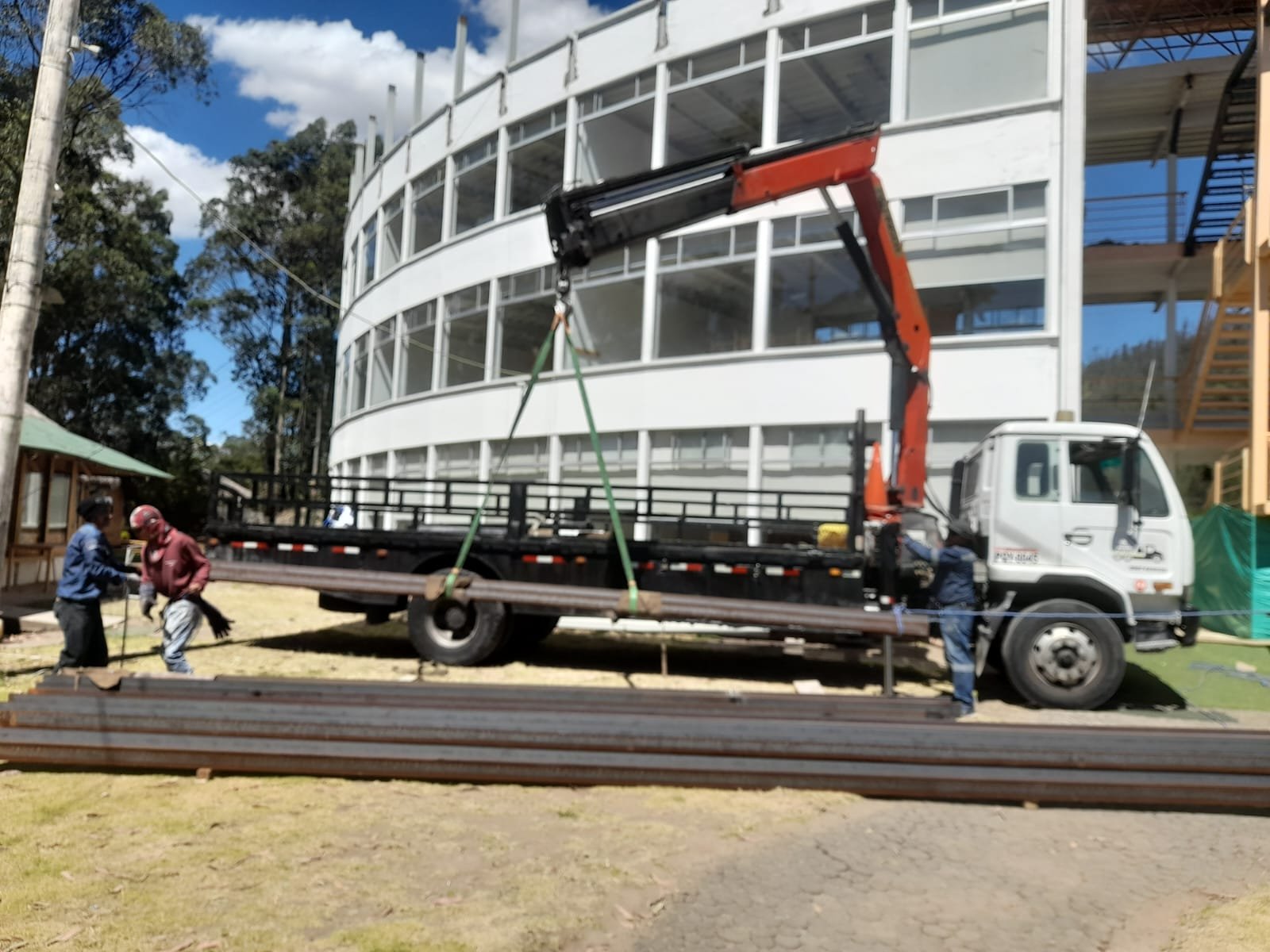 Equipo técnico de MCH trabajando en un proyecto