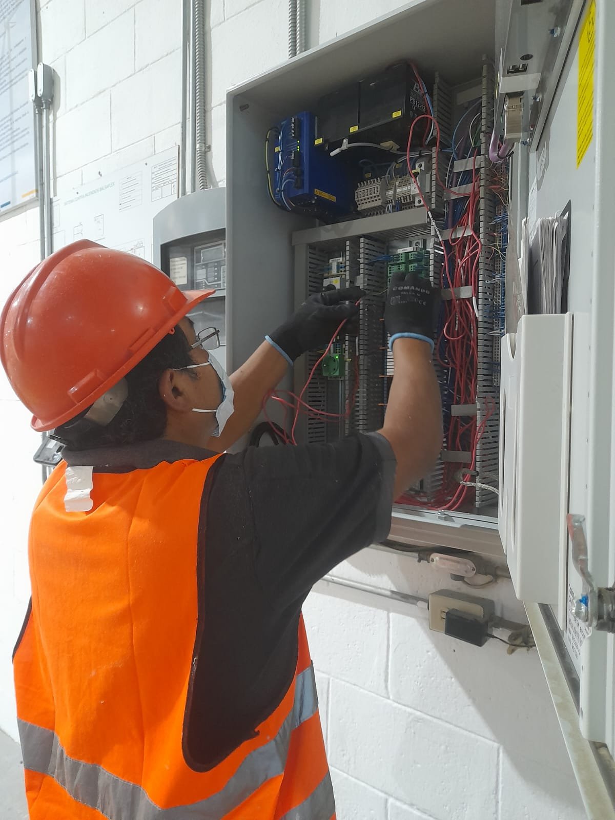 Técnico trabajando en instalaciones eléctricas