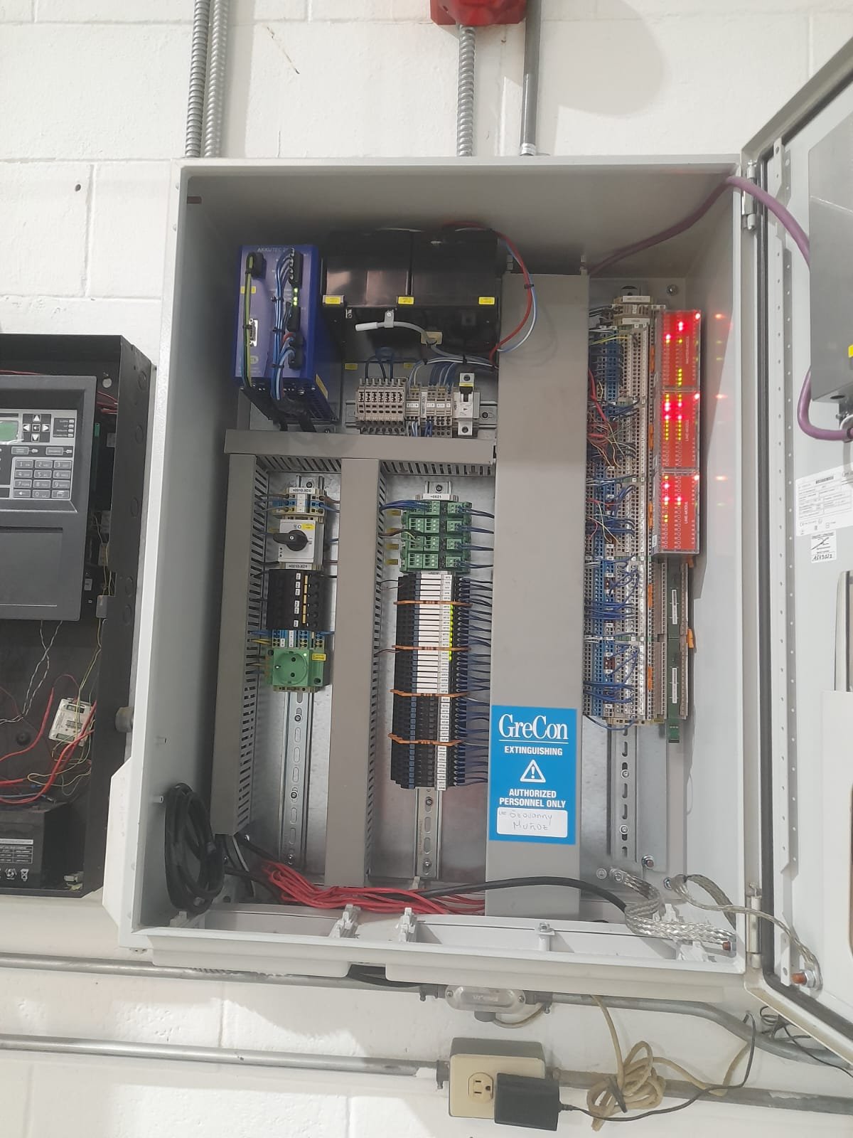Técnico realizando trabajos eléctricos